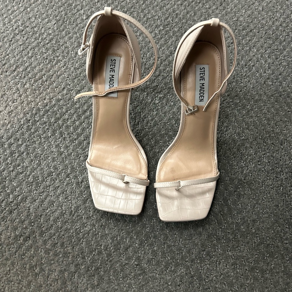 heeled sandal